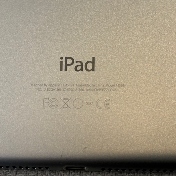 Apple iPad Air 2 16GB Silver 9.7" with Lightning Cable Model A1566 Late 2014 - Picture 5 of 13